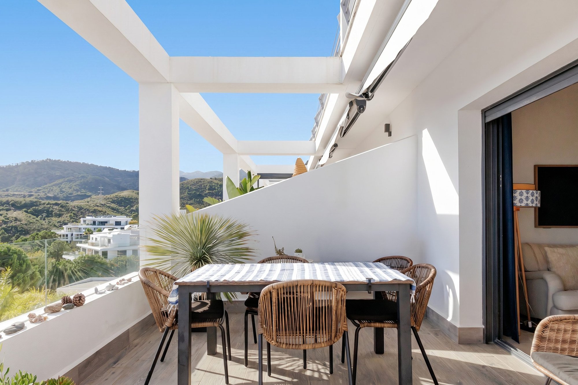 Terraza con comedor y pérgola — Apartamento Selwo Ocean Hills, Costa del Sol. Fotografía de Pedro Jaén