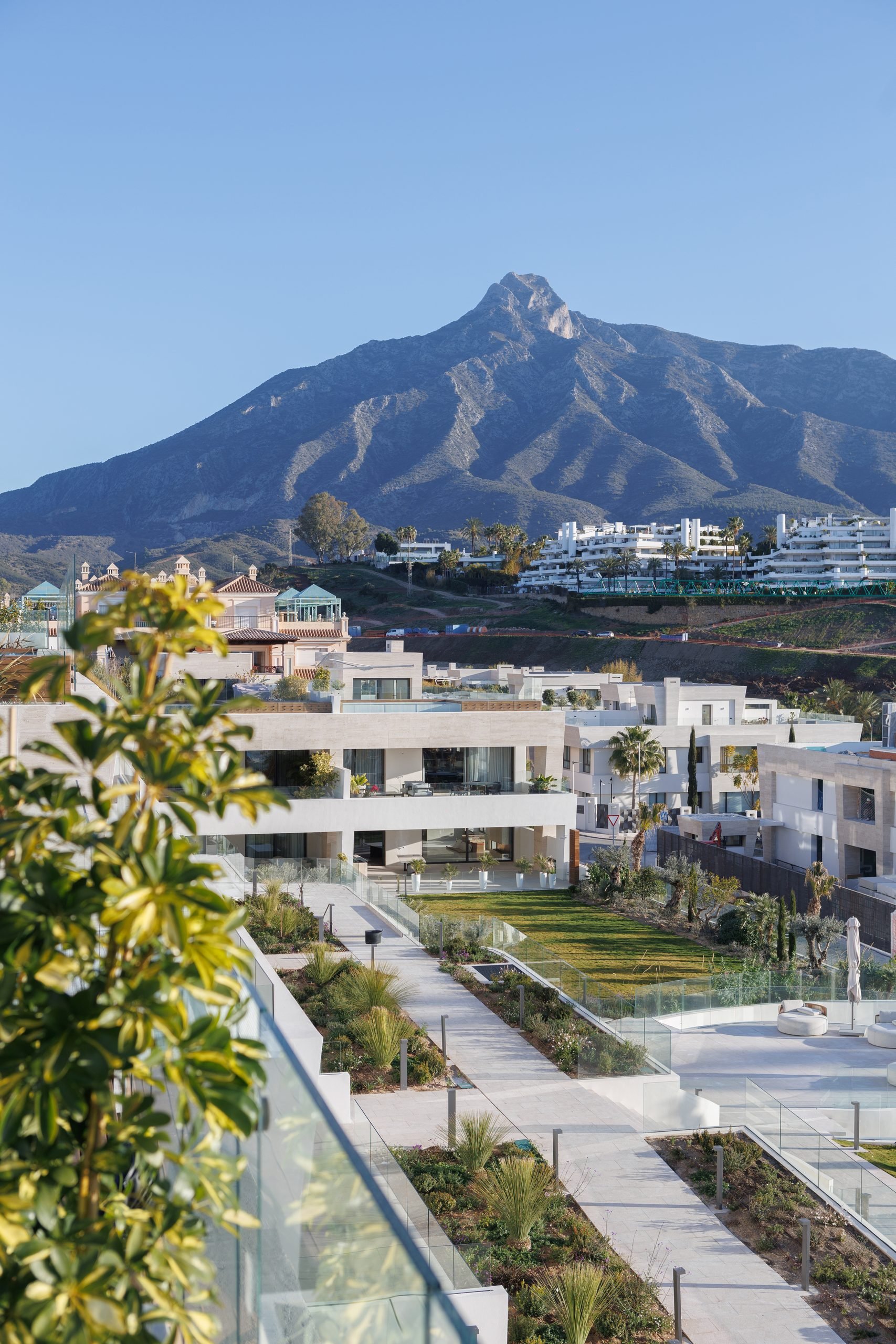 Terrazas escalonadas con vegetación y la sierra al fondo — Sierra Blanca Epic, Sierra Blanca, Marbella. Fotografía de Pedro Jaén