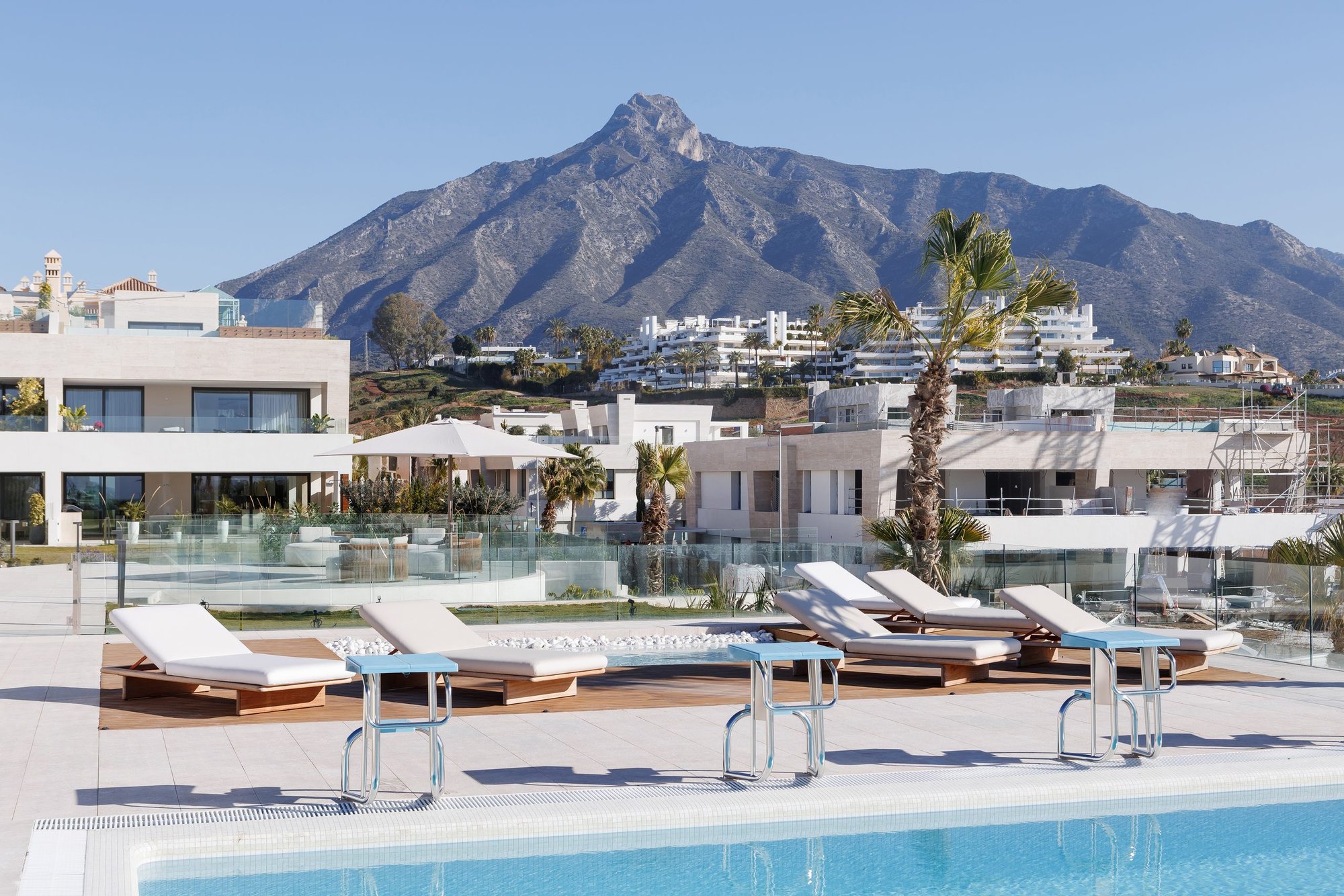 Piscina con tumbonas frente a la sierra — Sierra Blanca Epic, Sierra Blanca, Marbella. Fotografía de Pedro Jaén