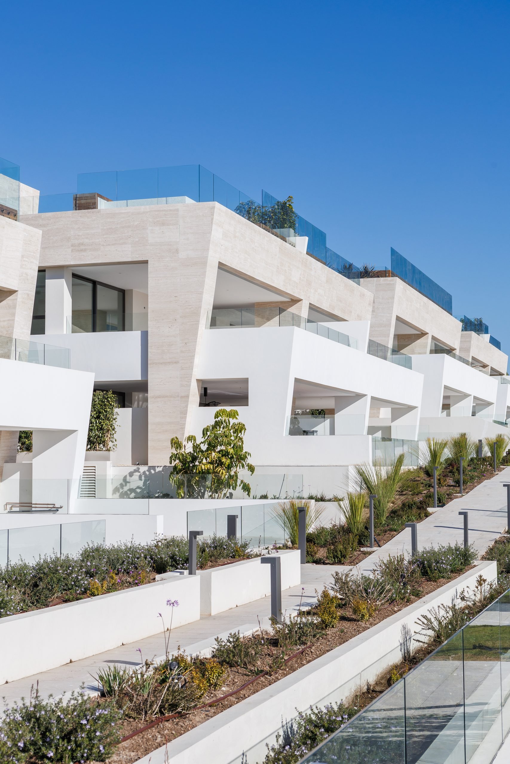 Terrazas blancas escalonadas con jardineras — Sierra Blanca Epic, Sierra Blanca, Marbella. Fotografía de Pedro Jaén