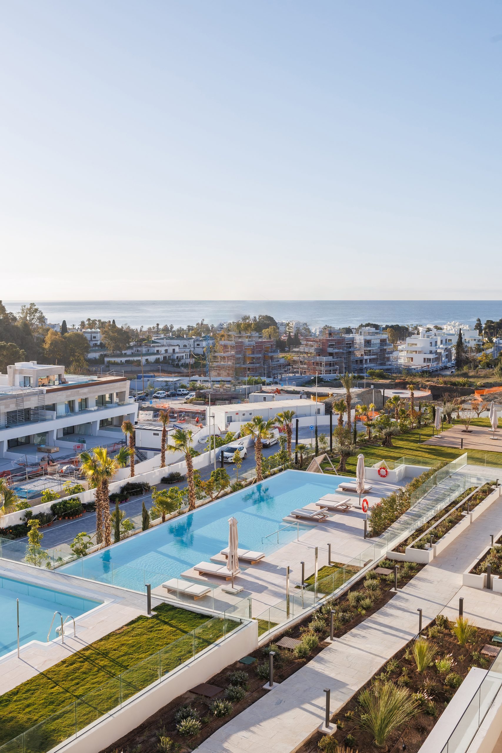 Vista del residencial y sus piscinas hacia el mar — Sierra Blanca Epic, Sierra Blanca, Marbella. Fotografía de Pedro Jaén