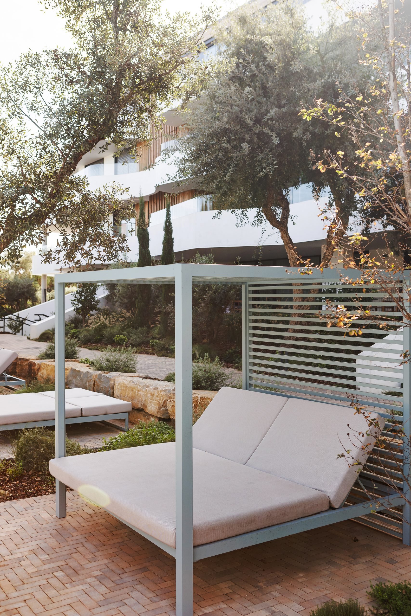 Cama balinesa bajo pérgola entre olivos — Sotogrande Village Verde, Sotogrande, Cádiz. Fotografía de Pedro Jaén