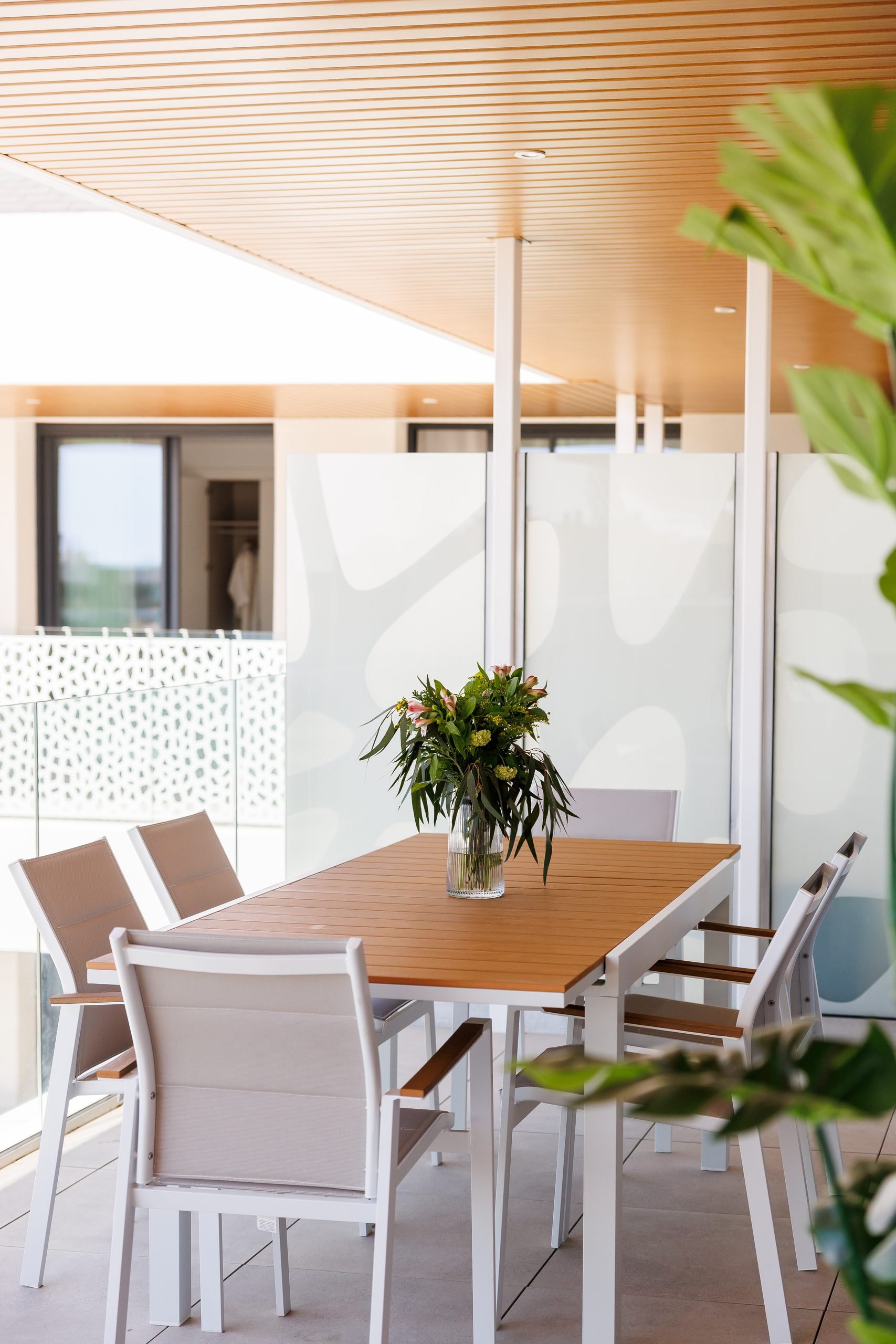 Comedor en terraza con techo de madera — Tower Fuengirola, Fuengirola, Málaga. Fotografía de Pedro Jaén