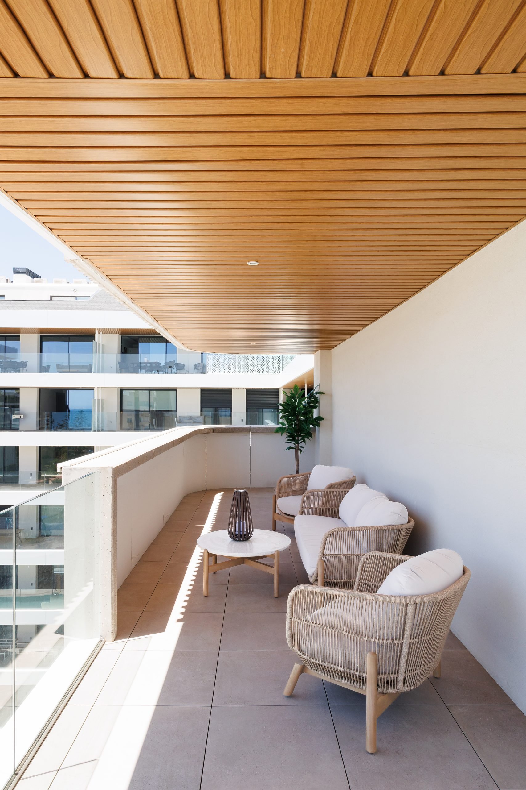 Terraza con butacas y techo de madera — Tower Fuengirola, Fuengirola, Málaga. Fotografía de Pedro Jaén