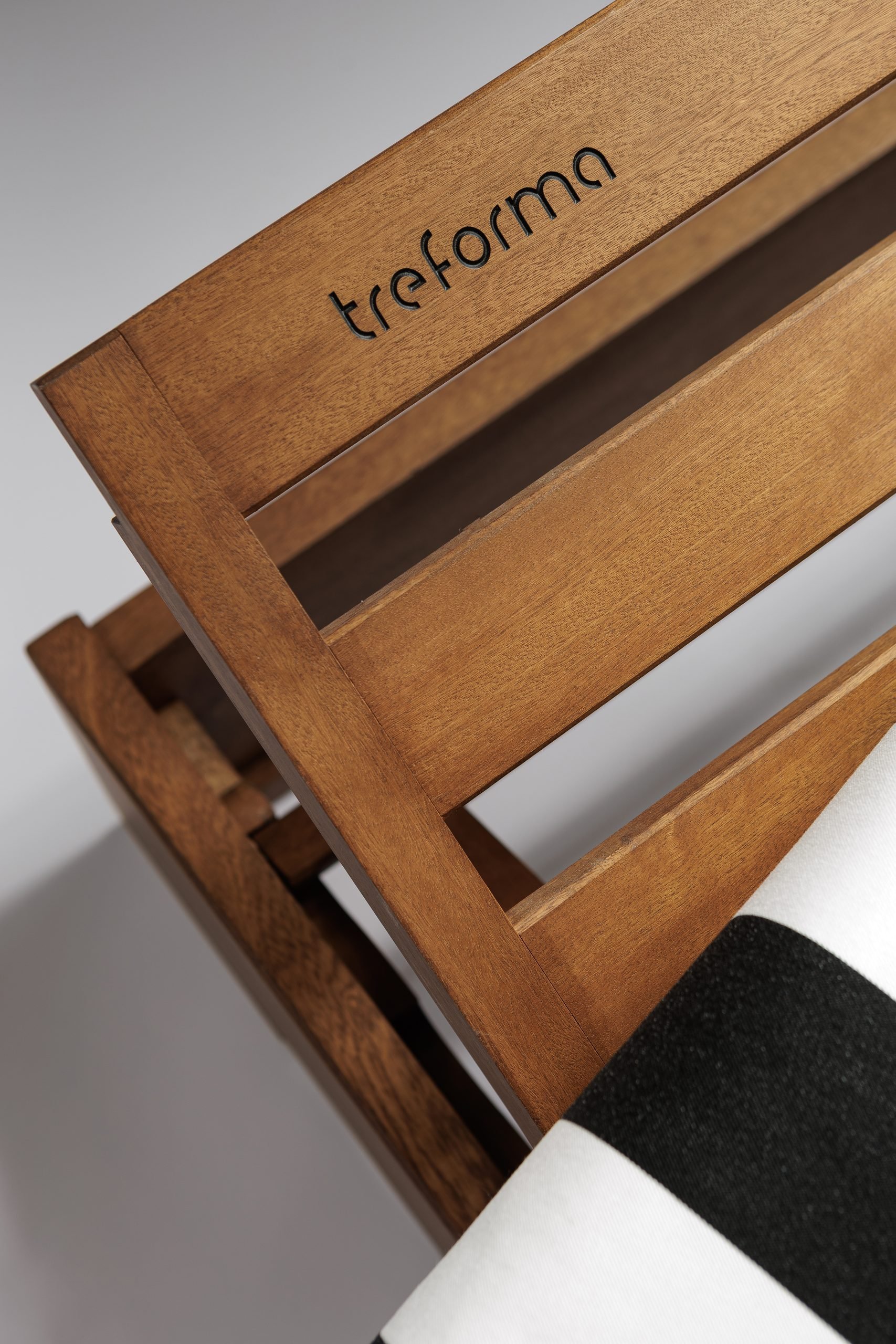Detalle de madera con logotipo grabado — Treforma, Costa del Sol. Fotografía de Pedro Jaén