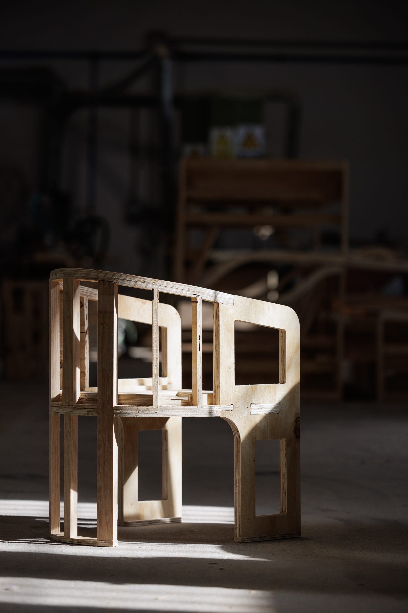 Butaca de madera en taller con luz lateral — Treforma, Costa del Sol. Fotografía de Pedro Jaén