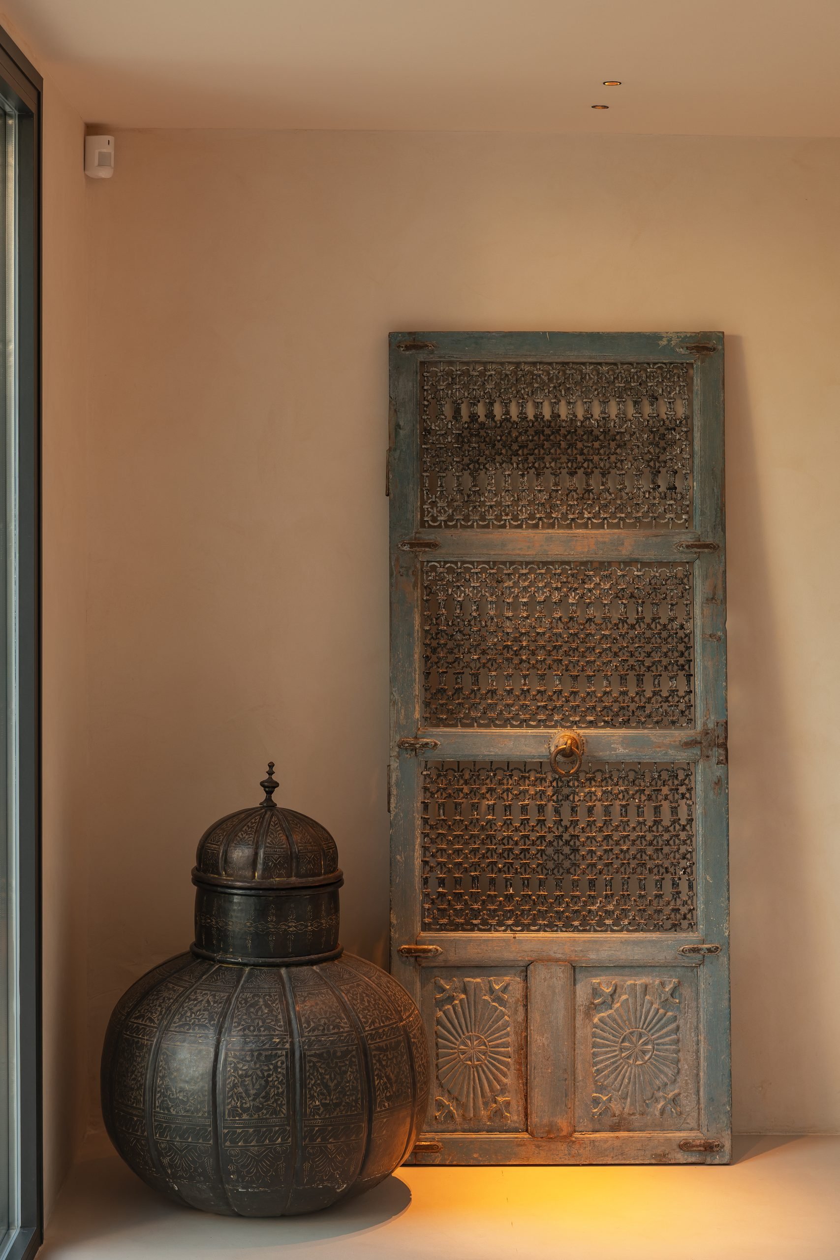 Detalle de puerta antigua de celosía y farol de metal — Villa Copal, Cabopino, Marbella. Fotografía de Pedro Jaén