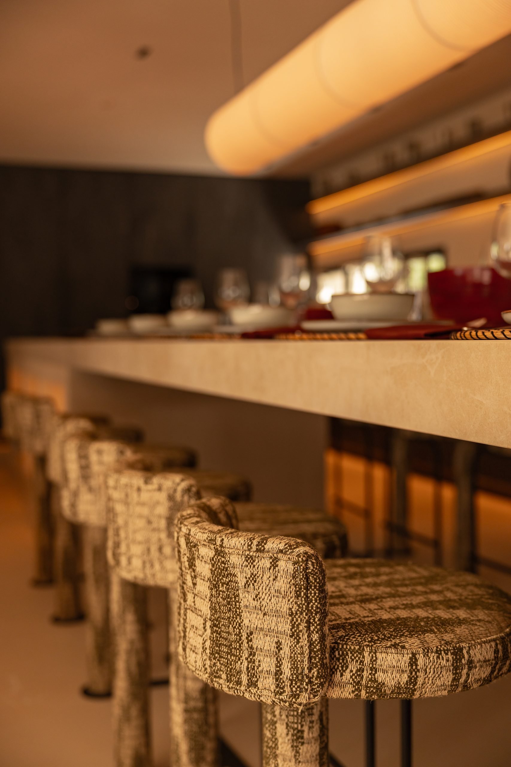 Barra de cocina con taburetes tapizados — Villa Copal, Cabopino, Marbella. Fotografía de Pedro Jaén