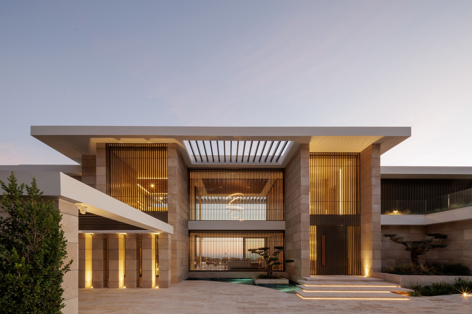 Fachada principal iluminada al anochecer — Villa Kaizen · La Zagaleta. Fotografía de Pedro Jaén