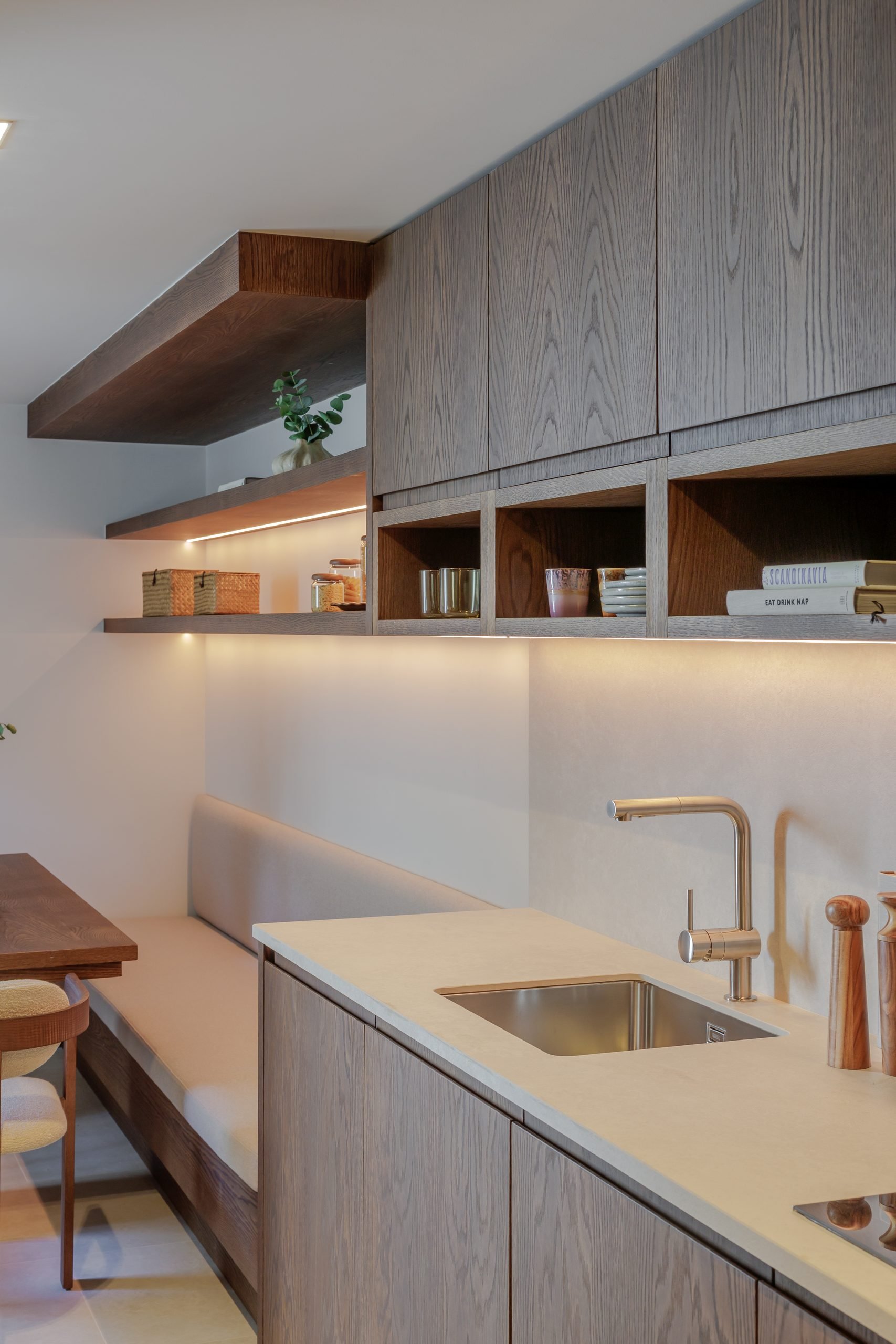 Cocina en madera con encimera clara — Villa Kronenburg, Nagüeles, Marbella. Fotografía de Pedro Jaén
