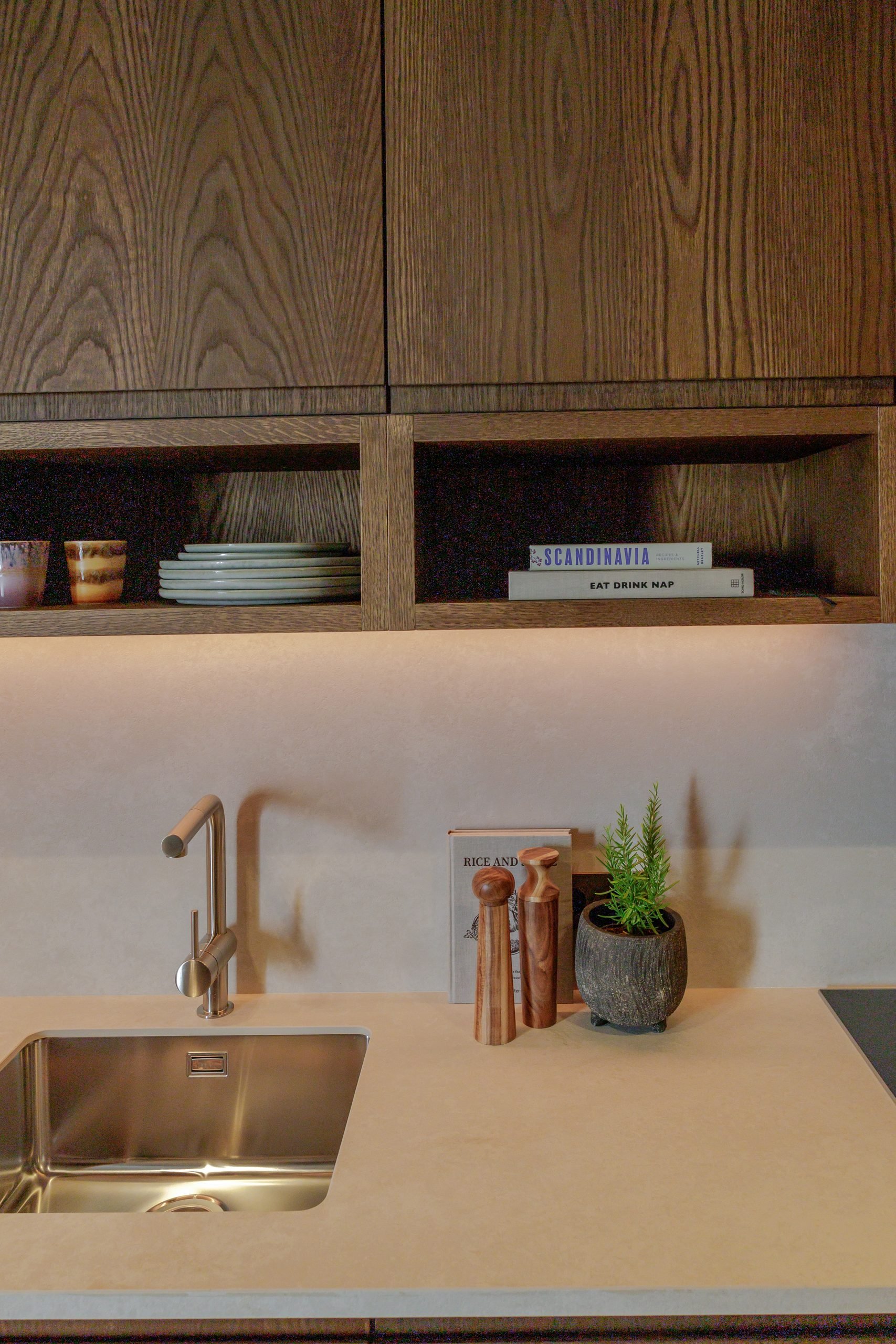 Detalle de cocina con grifería dorada — Villa Kronenburg, Nagüeles, Marbella. Fotografía de Pedro Jaén