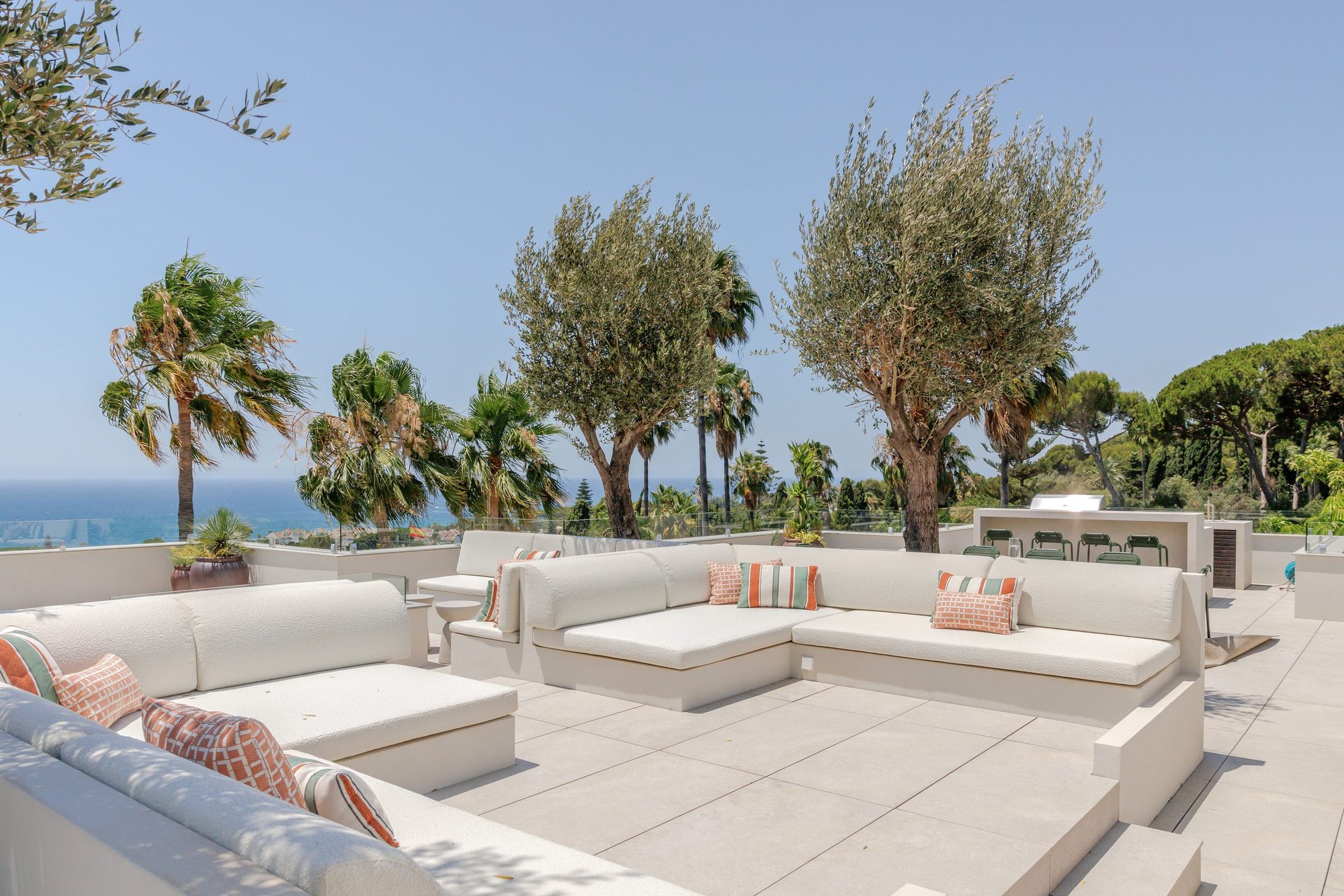 Terraza chill-out con olivos y vistas al mar — Villa Kronenburg, Nagüeles, Marbella. Fotografía de Pedro Jaén