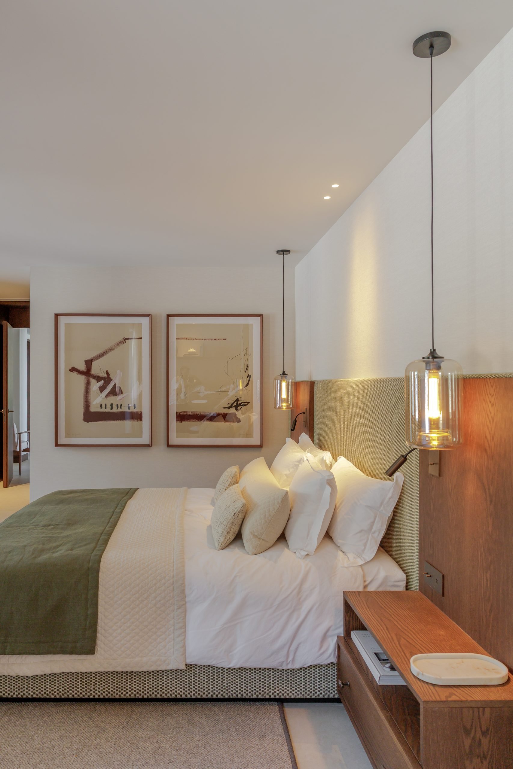 Dormitorio con cabecero tapizado y madera — Villa Kronenburg, Nagüeles, Marbella. Fotografía de Pedro Jaén