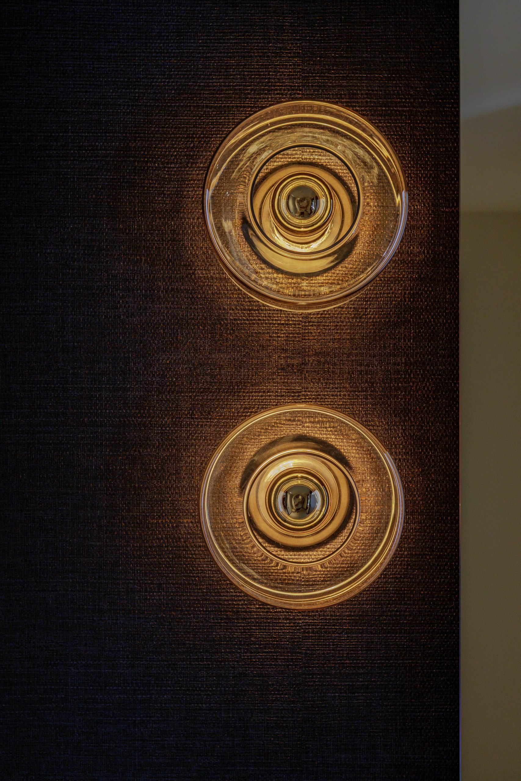 Apliques de luz cálida — Villa Kronenburg, Nagüeles, Marbella. Fotografía de Pedro Jaén