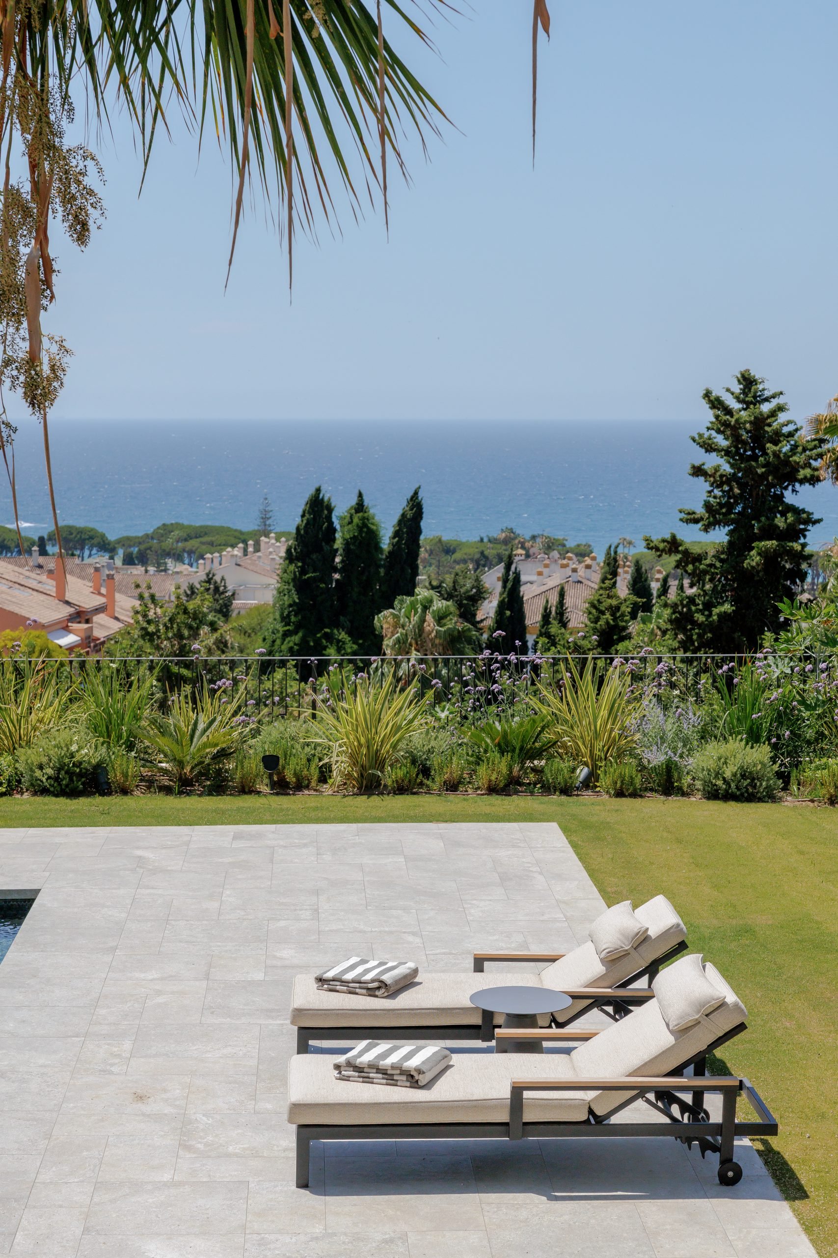 Terraza con tumbonas y vistas al mar — Villa Kronenburg, Nagüeles, Marbella. Fotografía de Pedro Jaén