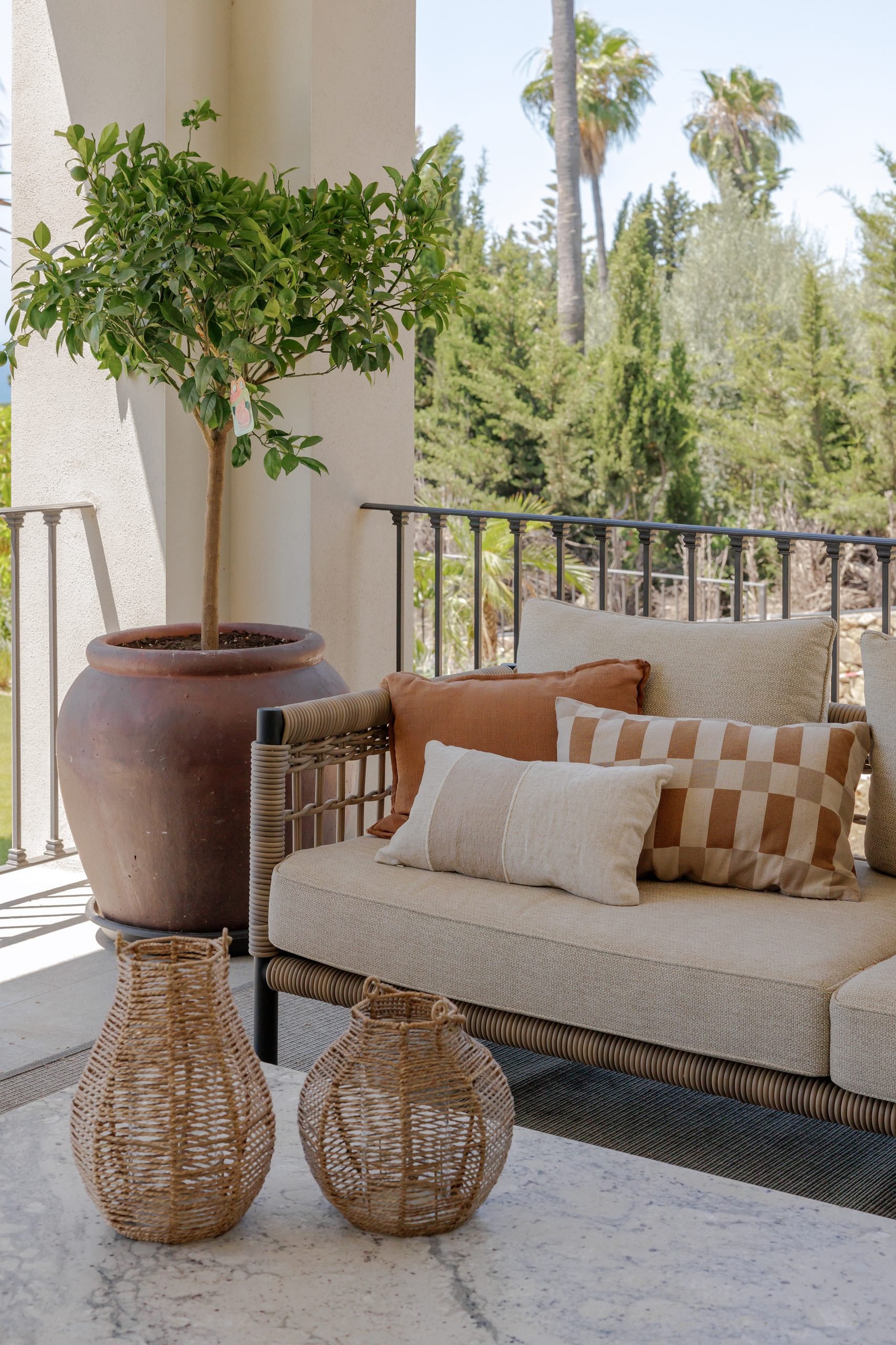 Sofá de exterior en la terraza — Villa Kronenburg, Nagüeles, Marbella. Fotografía de Pedro Jaén