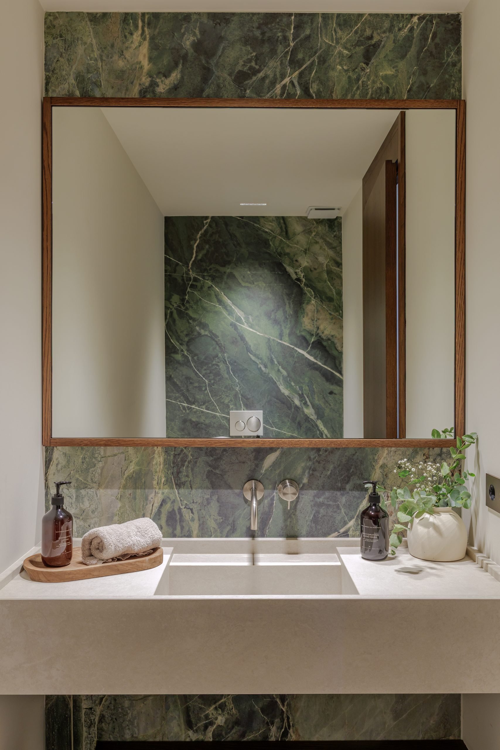 Baño con mármol verde y espejo — Villa Kronenburg, Nagüeles, Marbella. Fotografía de Pedro Jaén