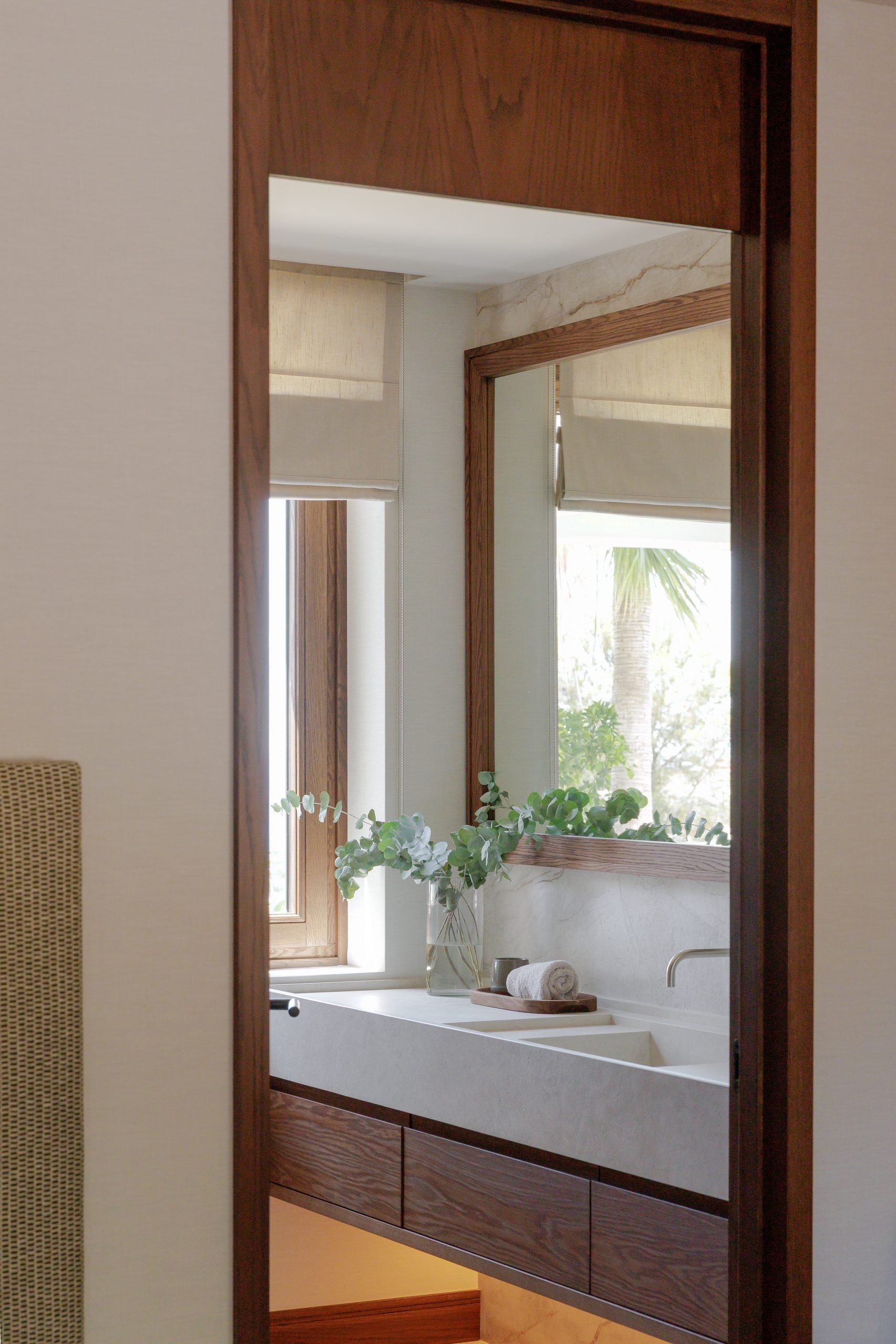 Baño con vistas al jardín — Villa Kronenburg, Nagüeles, Marbella. Fotografía de Pedro Jaén