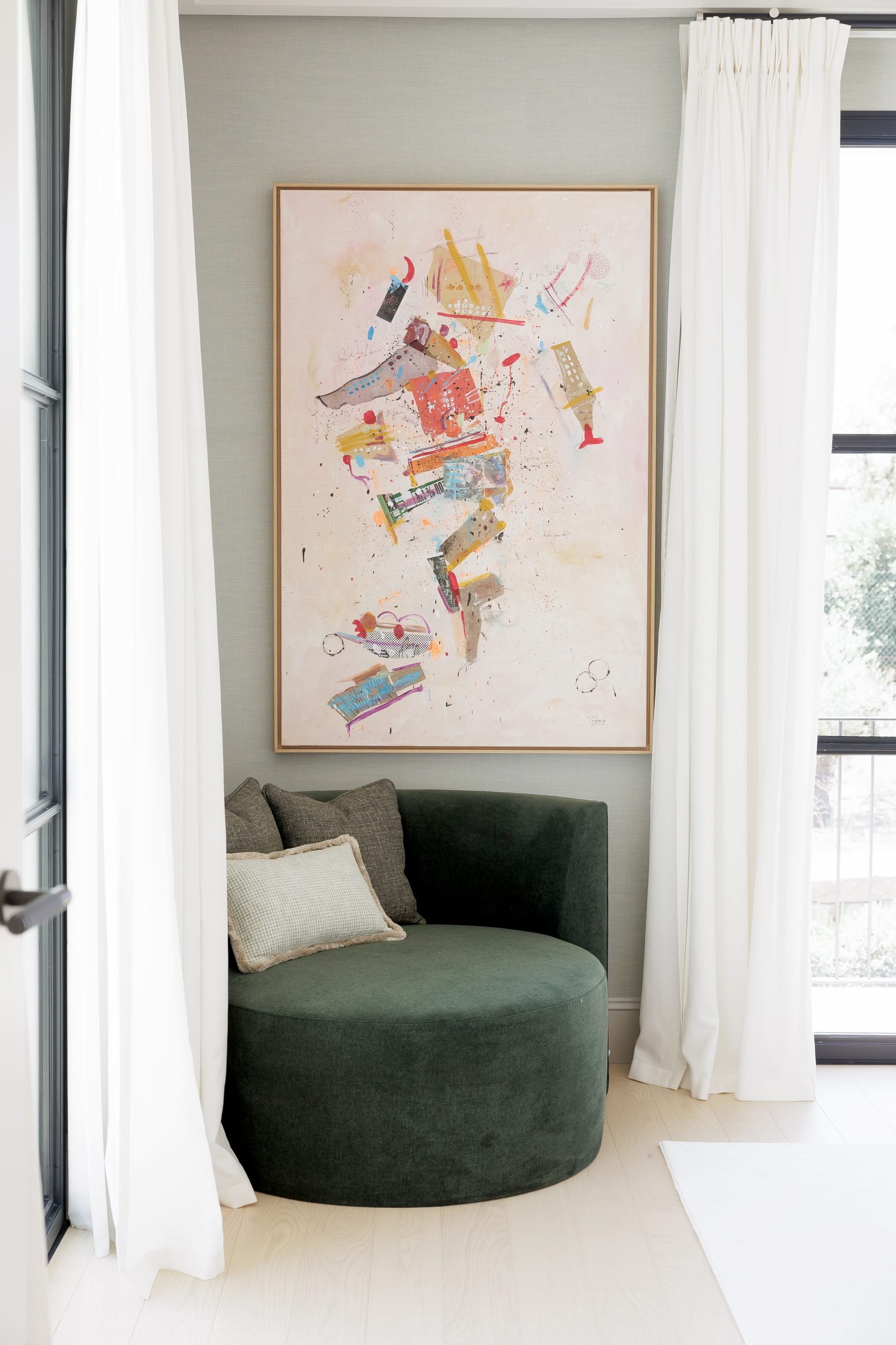 Rincón de lectura con butaca verde y obra gráfica — Villa Rina 5, Costa del Sol. Fotografía de Pedro Jaén