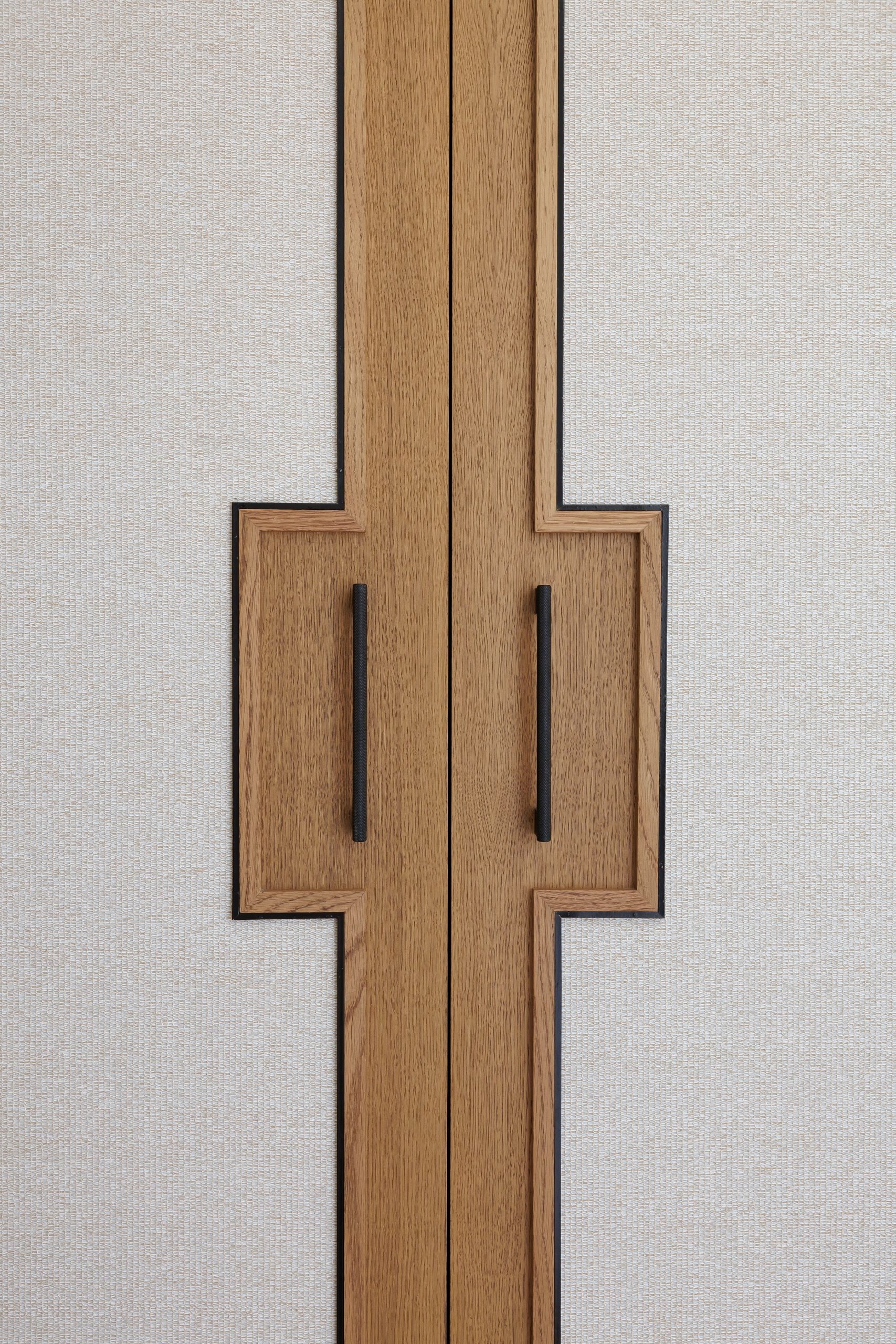 Detalle de puertas tapizadas con tiradores de madera — Villa Rina 5, Costa del Sol. Fotografía de Pedro Jaén