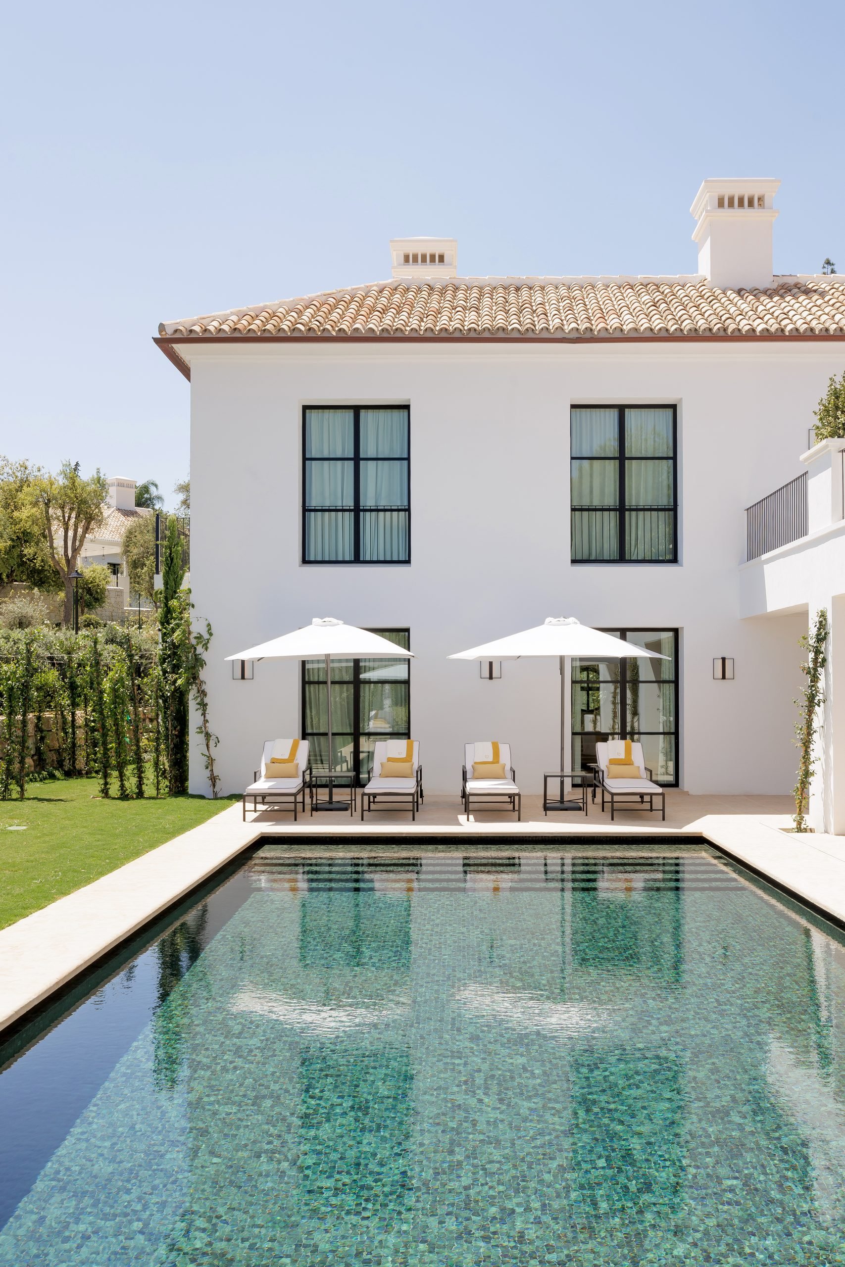 Piscina y fachada blanca con tejado de teja — Villa Rina 5, Costa del Sol. Fotografía de Pedro Jaén