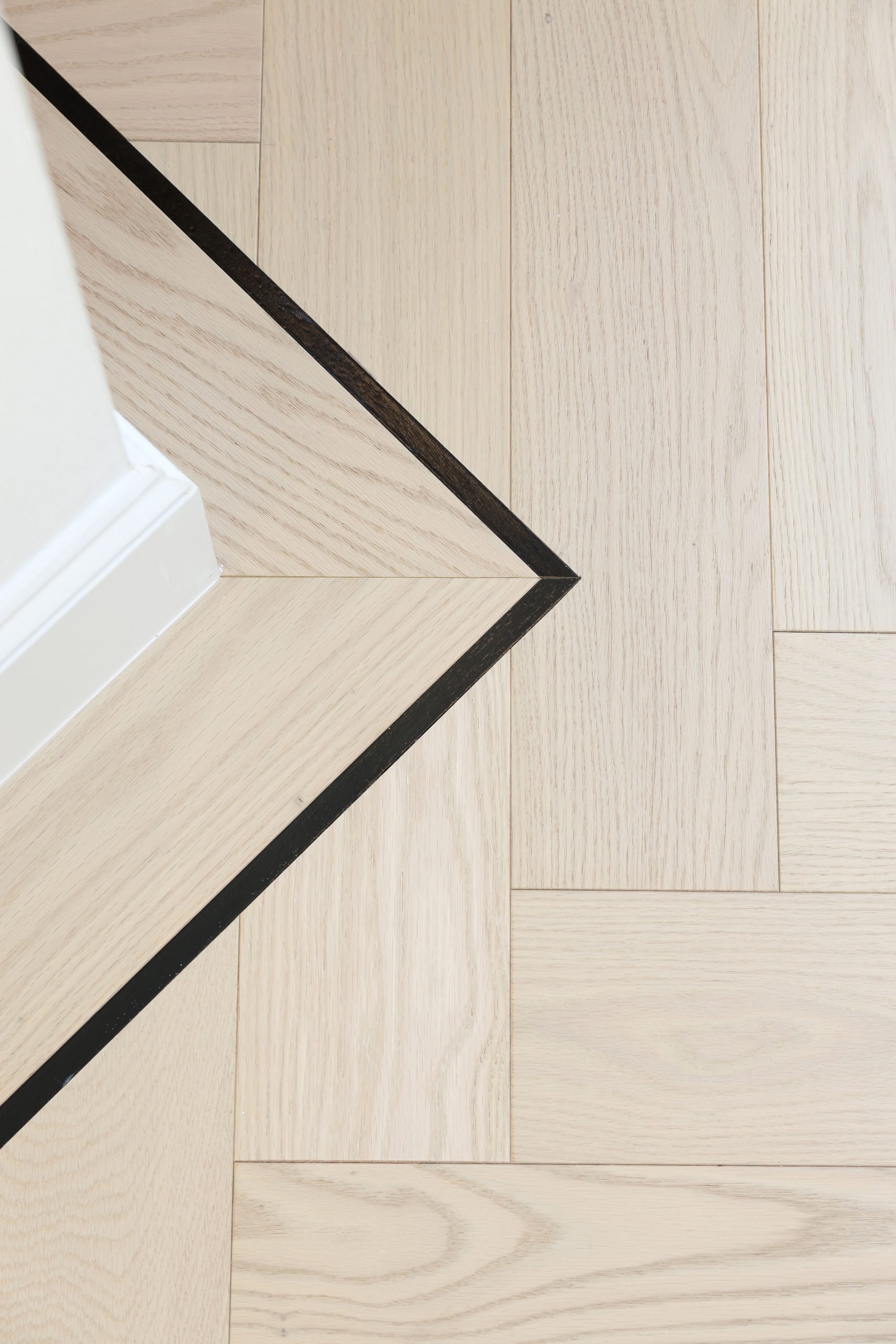 Detalle de suelo de madera en espiga con fileteado negro — Villa Rina 5, Costa del Sol. Fotografía de Pedro Jaén