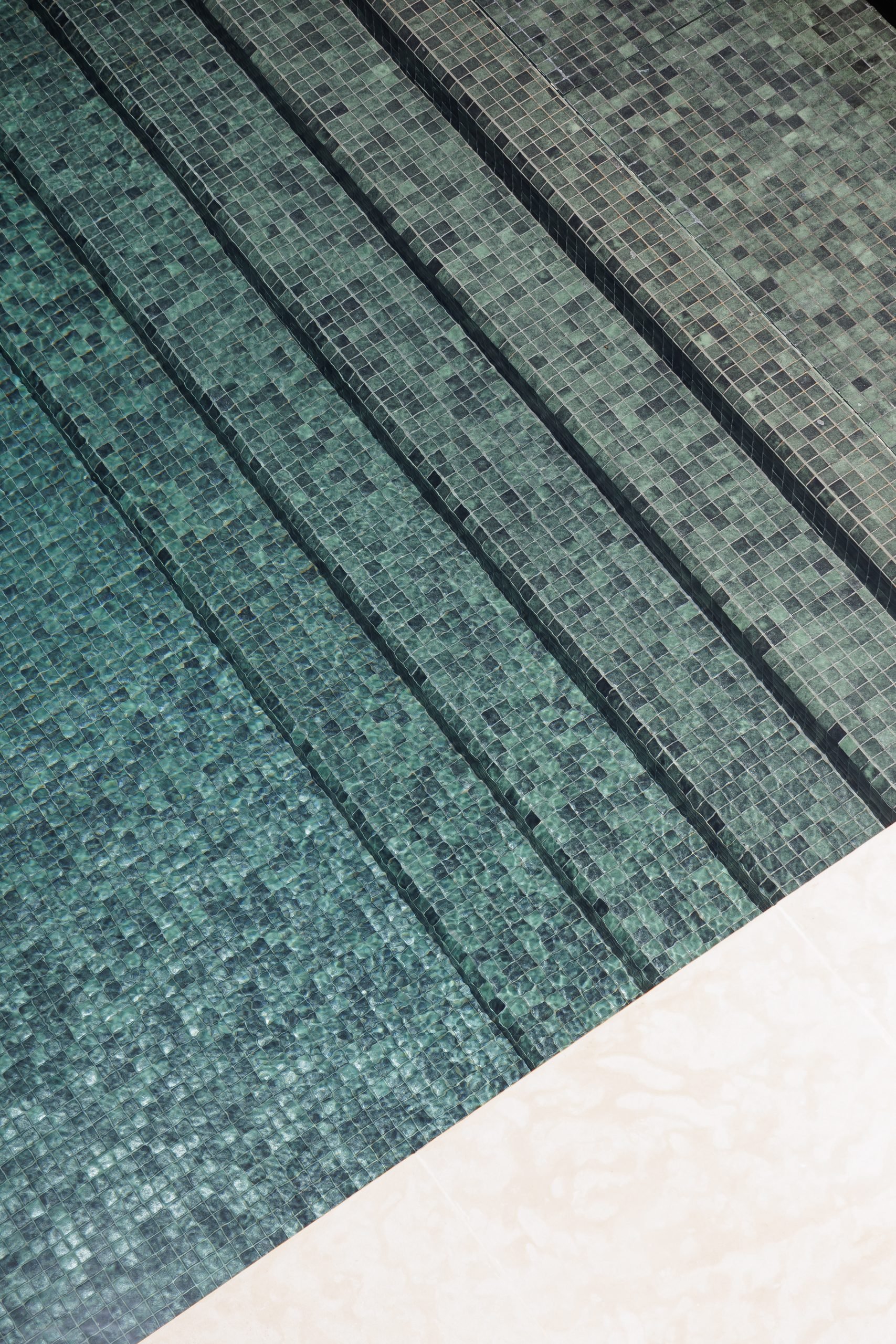 Detalle de escalones de mosaico verde en la piscina — Villa Rina 5, Costa del Sol. Fotografía de Pedro Jaén