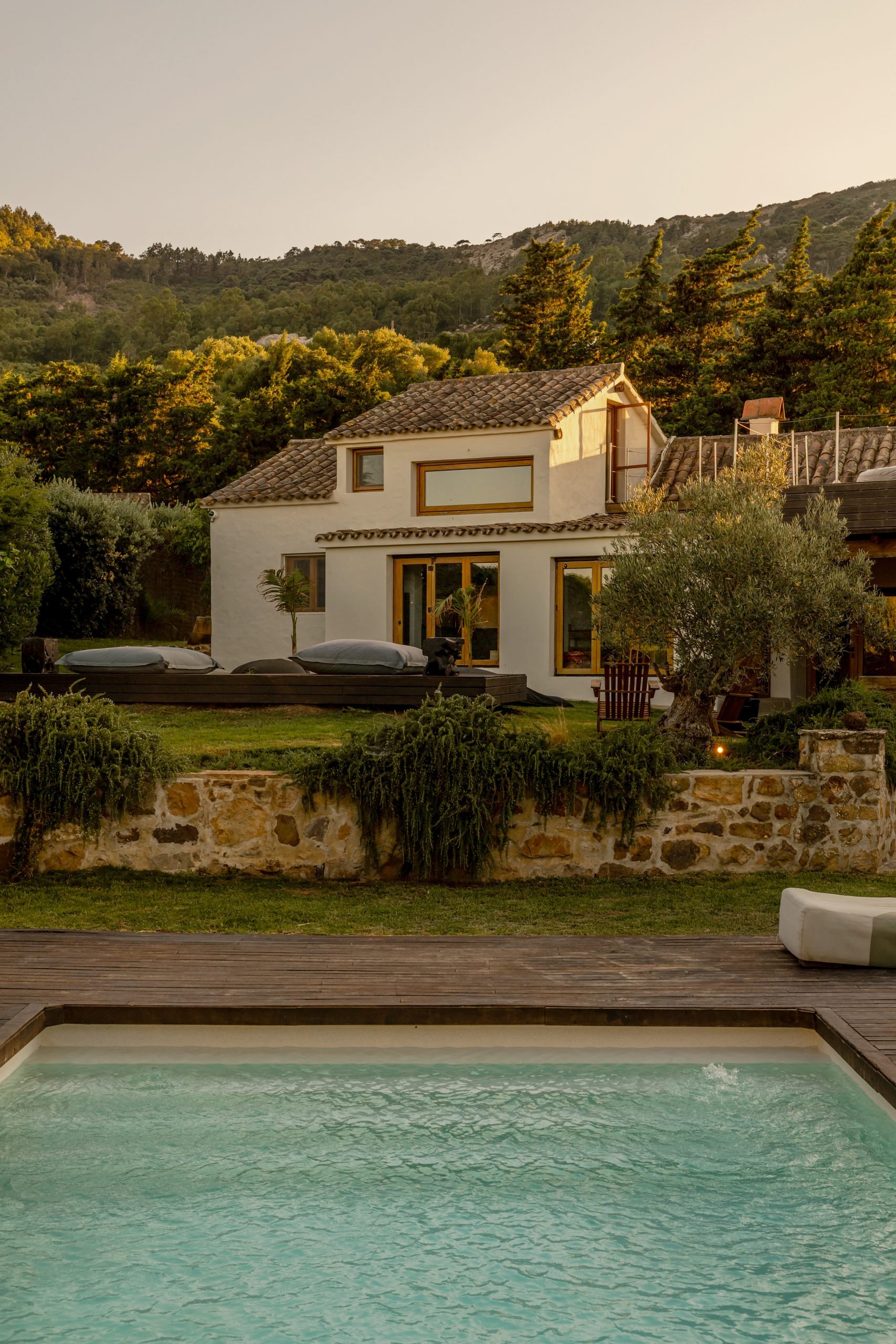 Piscina y fachada blanca entre montañas — Villa The Cave, Tarifa, Cádiz. Fotografía de Pedro Jaén